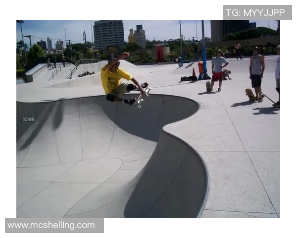 重庆滑板队展现灵活性与创新精神的精彩瞬间